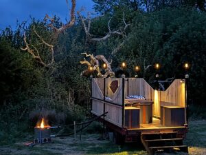 👉 romantic wood-fired hot tub at private cabin in Sussex countryside at dusk